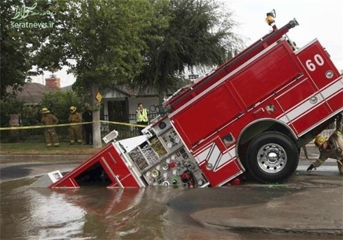 فرو رفتن زمین در لس‌آنجلس آمریکا که باعث شد چهار آتش‌نشان دچار آسیب‌دیدگی شدید شوند