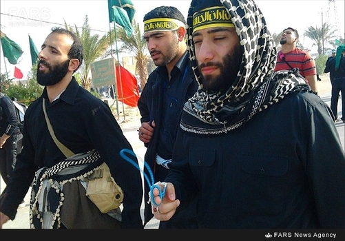  شهید مدافع حرم مهدی کوچک زاده(نفر اول سمت چپ تصویر)