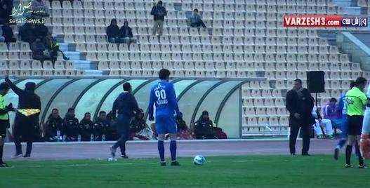 عکس 5 : این مربوط به صحنه ای است که منصوریان سمت هواداران استقلال رفته است و از آنها می خواهد علیه دایی فحاشی نکنند