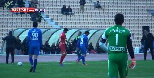  عکس 2 : در این عکس داور چهارم سمت منصوریان رفت و از او خواست که به محوطه فنی خود برگردد