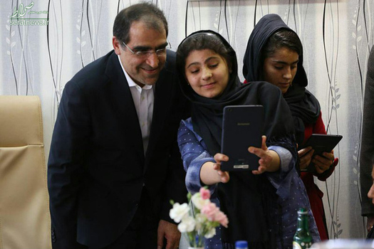 سلفی وزیر بهداشت در حاشیه دیدار با دانش آموزان شین آبادی