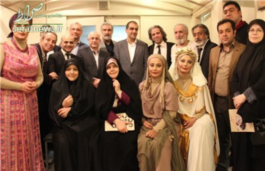 عکس یادگاری با بازیگران نمایش