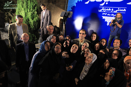 عکس یادگاری با خبرنگاران