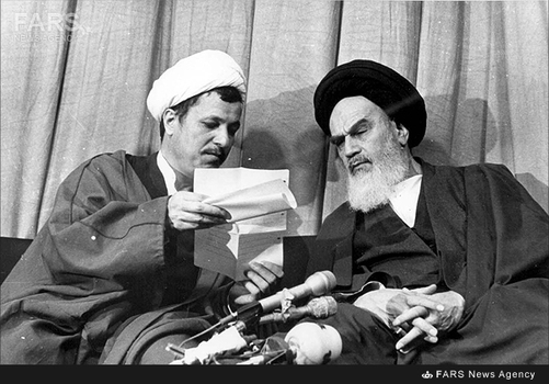 بهمن 1357.آیت‌الله اکبر هاشمی رفسنجانی در کنار امام خمینی در مراسم انتصاب نخست وزیر دولت موقت