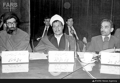 آیت‌الله اکبر هاشمی رفسنجانی در کنار آیت الله سید علی خامنه ای و شهید محمدعلی رجایی در شورای عالی دفاع