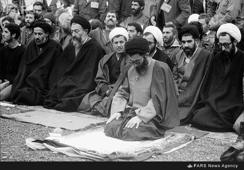 دانشگاه تهران، آیت الله اکبر هاشمی رفسنجانی و شهید آیت الله دکتر بهشتی در اقتدا به آیت‌الله خامنه‌ای در نماز جمعه تهران - 1358 