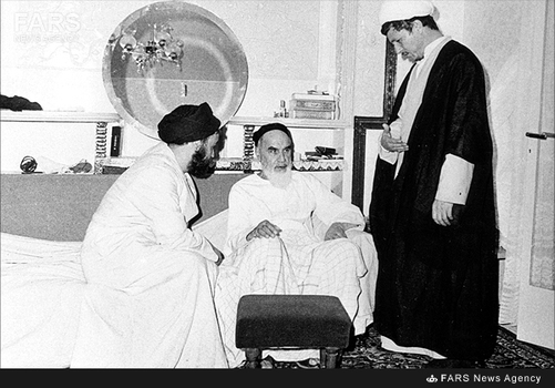آیت الله اکبر هاشمی رفسنجانی در کنار امام خمینی در حاشیه دیدار نمایندگان اولین دوره مجلس شورای اسلامی - 1359
