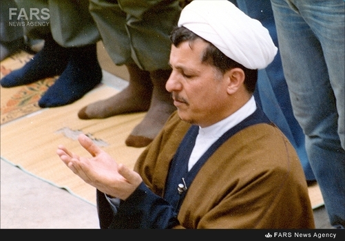 آیت الله اکبر هاشمی رفسنجانی در حال اقامه نماز جمعه در دانشگاه تهران - 1361  