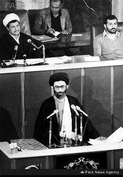 آیت الله اکبر هاشمی رفسنجانی در کنار آیت‌الله خامنه‌ای در مراسم تحلیف اولین دوره ریاست جمهوری ایشان در مجلس شورای اسلامی - 1360