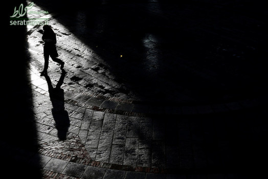 عبور یک عابر از بازار کوئینسی در شهر بوستون