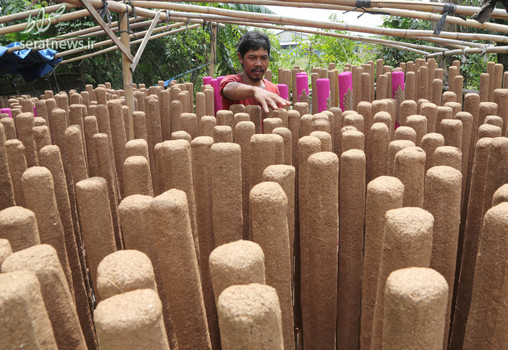 یک کارگر در حال مرتب کردن عودهای خوشبو کننده در آستانه سال نو اندونزی