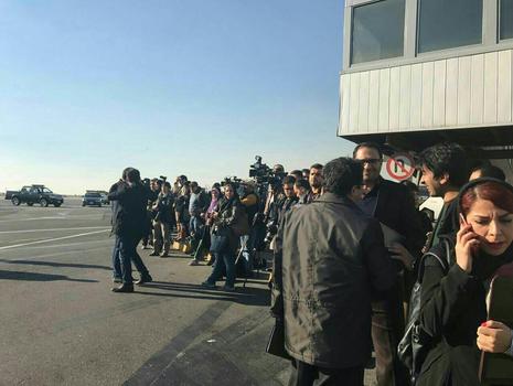 انتظار خبرنگاران در فرودگاه