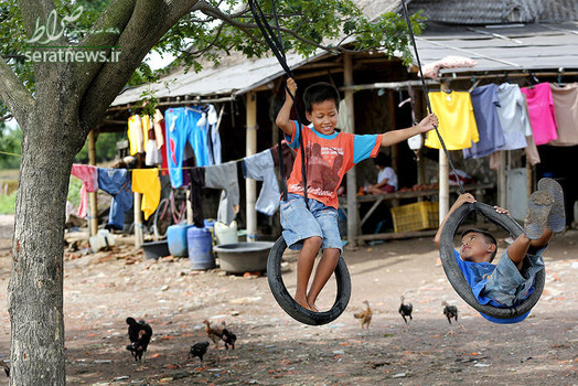 تاب بازی کودکان بر روی لاستیک - روستایی در تانگرانگ اندونزی