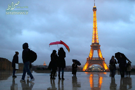 نمایی از برج ایفل در هوای بارانی پاریس