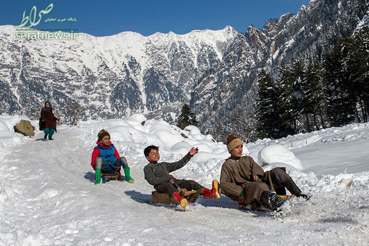 لذت کودکان کشمیری از برف با سورتمه سواری