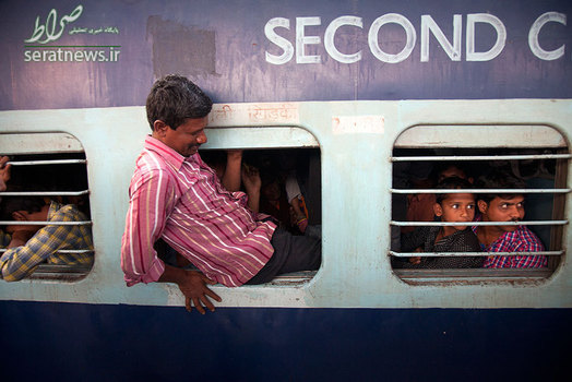 تلاش برای سوار شدن از پنجره قطار - حیدرآباد، هند