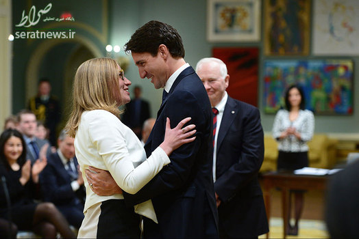 کاریناگولد وزیر جدید نهادهای دمکراتیک در آغوش جاستین ترودو نخست وزیر این کشور