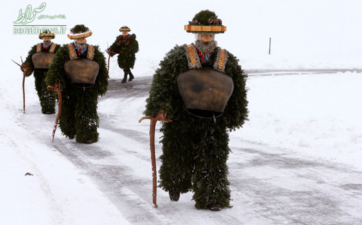 مردانی در لباس Chlaeuse برای ترساندن و دور کردن ارواح شیطانی در نزدیکی روستایی در شمال شرقی سوئیس

