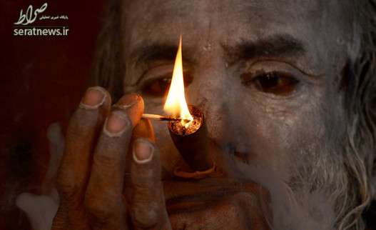 حشیش کشیدن یک مرتاض هندی در یک اردوگاه موقت در جنوب کلکته هند