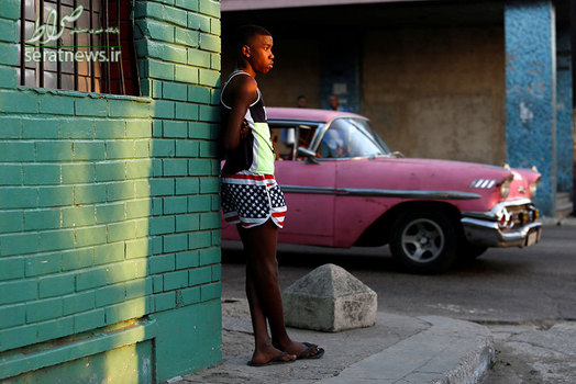 یک پسر در هاوانا پایتخت کوبا با شورتی که با پرچم آمریکا دوخته شده
