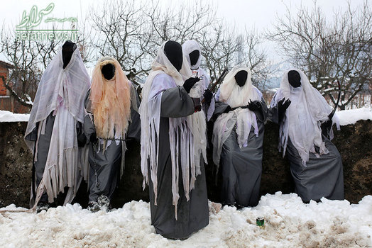 شرکت کنندگان در کارناوال مسیحیان ارتدوکس به مناسبت روز سنت واسیلیج - روستای ووکانی، مقدونیه