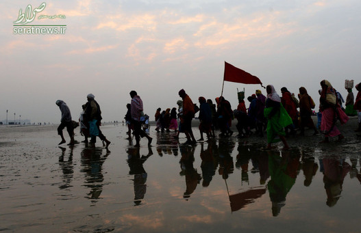 هندوها در حال رفتن به حمام مقدس برای انجام مراسم مذهبی در جزیره ساگار هند