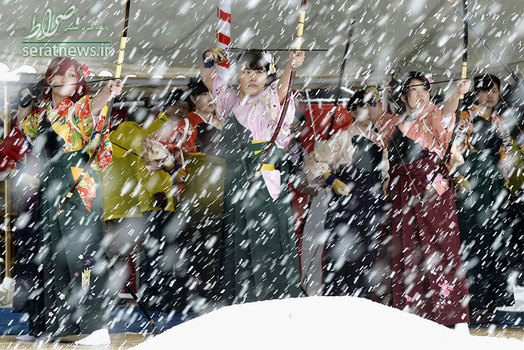 تیراندازی دختران ژاپنی شرکت کننده در جشن سن و سال در منطقه کیوتو