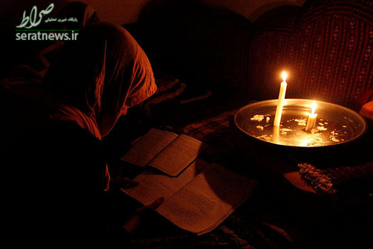 درس خواندن یک دانش آموز زیر نور شمع. قطع جریان برق در امتداد مرزهای غربی لیبی با تونس تا شهر اجدابیا کماکان ادامه دارد