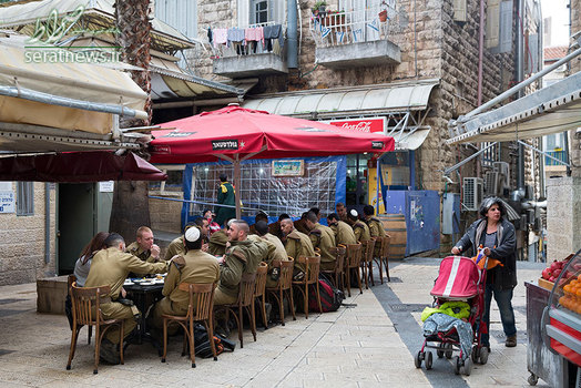 ناهار خوری گروهی از سربازان رژیم صهیونیستی در بازاری در اورشلیم