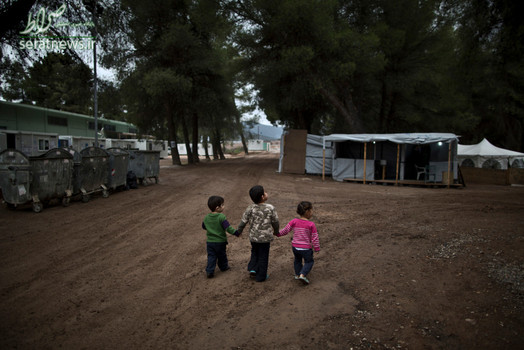 کودکان پناهجوی سوری دست در دست هم در اردوگاهی در شمال آتن