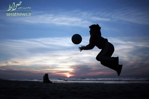 توپ بازی کودک فلسطینی در ساحل شهر غزه