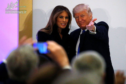 دونالد ترامپ در حال معرفی ملانیا همسرش در مراسم ناهار خوری با اعضای کابینه خود و رهبران کنگره