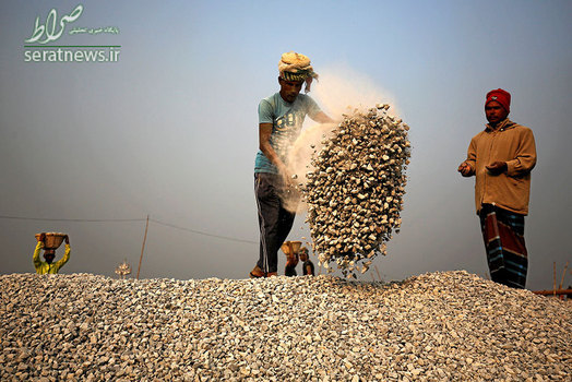 بارگیری سنگ از یک کشتی - داکا، بنگلادش