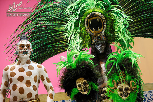 رقصندگان مکزیکی در یک غرفه گردشگری، در طول برگزاری نمایشگاه بین المللی تجارت گردشگری در مادرید اسپانیا