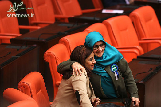 هدی کایا نماینده محجبه حزب دموکراتیک خلق و سلینا دوغان حزب جمهوری‌خواه خلق در مجلس ترکیه