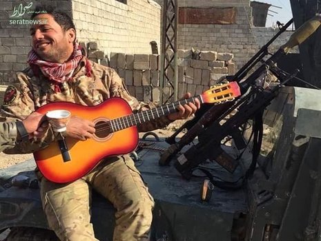 گیتارنوازی یک رزمنده عراقی در جریان عملیات آزادسازی موصل