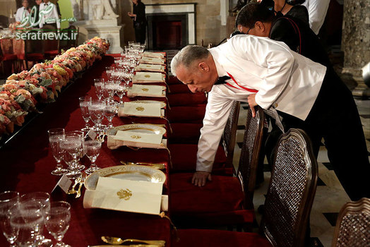 یک پیشخدمت در حال تمیز کردن یک صندلی قبل از مراسم ناهار تحلیف دونالد ترامپ رییس جمهور آمریکا