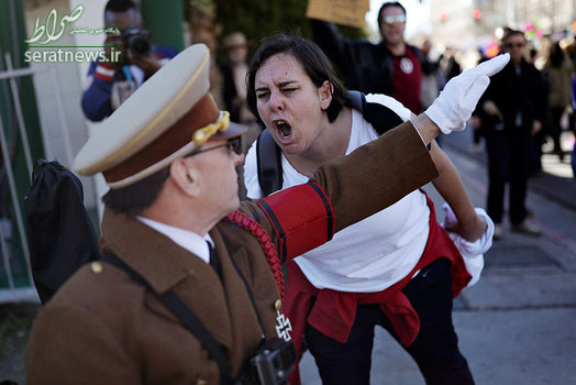 فریاد یک زن بر سر مردی که در حال احترام گذاشتن به سبک هیتلری است، در جریان تظاهرات علیه دونالد ترامپ - لاس و گاس آمریکا