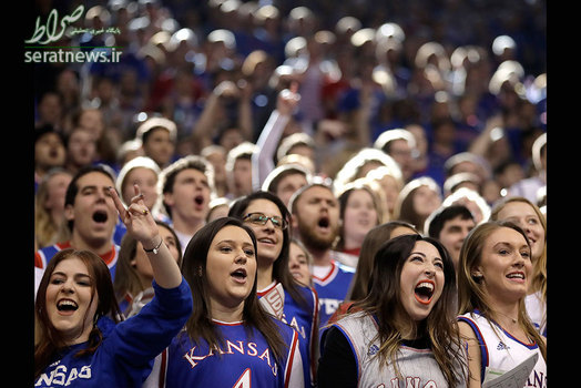 هواداران تیم بسکتبال کانزاس در پایان نیمه اول رقابت های بسکتبال کالج ان سی ای ای در برابر تگزاس