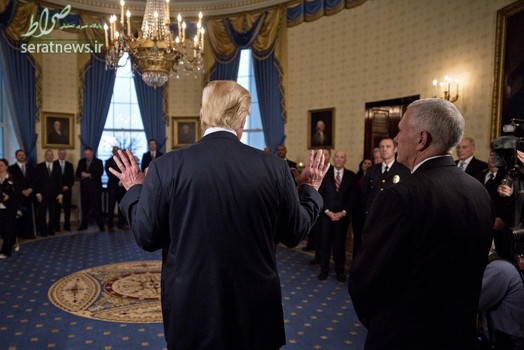 حضور دونالد ترامپ رییس جمهور آمریکا و مایک پنس معاونش در کاخ سفید برای ادای سوگند کارکنان کاخ سفید