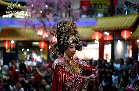 یک هنرمند در نقش ملکه هوانگ در جریان اجرای یک موسیقی به مناسبت سال نوی چینی در یک مرکز خرید در کوالالامپور 