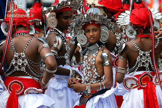 پسران سریلانکایی که رقص سنتی انجام می دهند در جشن فارغ التحصیلی در یک معبد بودایی رقصیدند