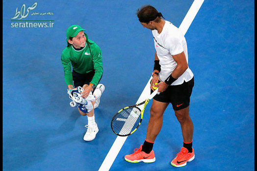 رافائل نادال تنیسور معروف اسپانیایی در حال صحبت با یک توپ جمع کن در جریان مسابقات تنیس استرالیا در ملبورن