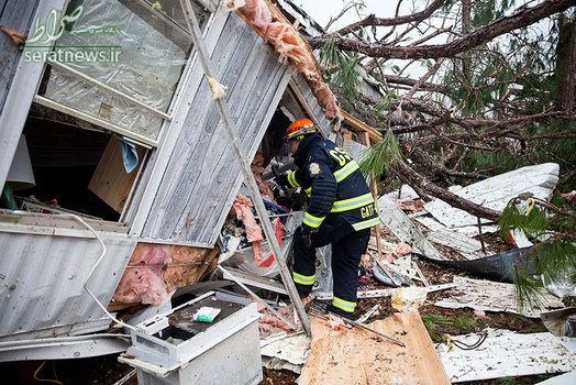 تلاش یک امدادگر برای ورود به ساختمانی در آلبانی که بر اثر گردباد ویران شده