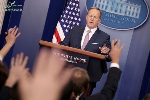 شان اسپایسر سخنگوی کاخ سفید در حال پاسخ دادن به سؤالات خبرنگاران