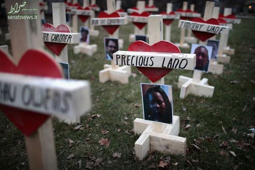 قرار دادن 43 صلیب در شیکاگو به نشانه شمار تلفات تیراندازی در سال 2017 در این ایالت آمریکا