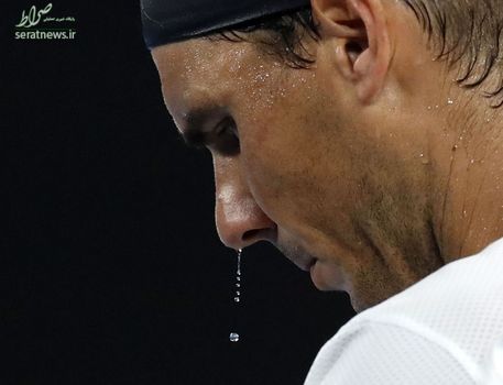 عرق ریختن رافائل نادال اسپانیایی در مسابقه نیمه نهایی تنیس آزاد استرالیا