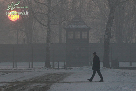 عبور از کنار اردوگاه آشویتس اردوگاه کار اجباری آلمان نازی در لهستان