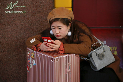 انتظار یک مسافر در ایستگاه راه آهن پکن پیش از سفر به مناسبت سال نو چینی