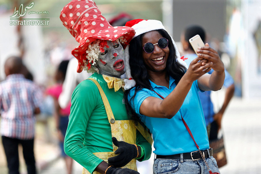 سلفی گرفتن دختر نیجریه ای با یک دلقک در لاگوس